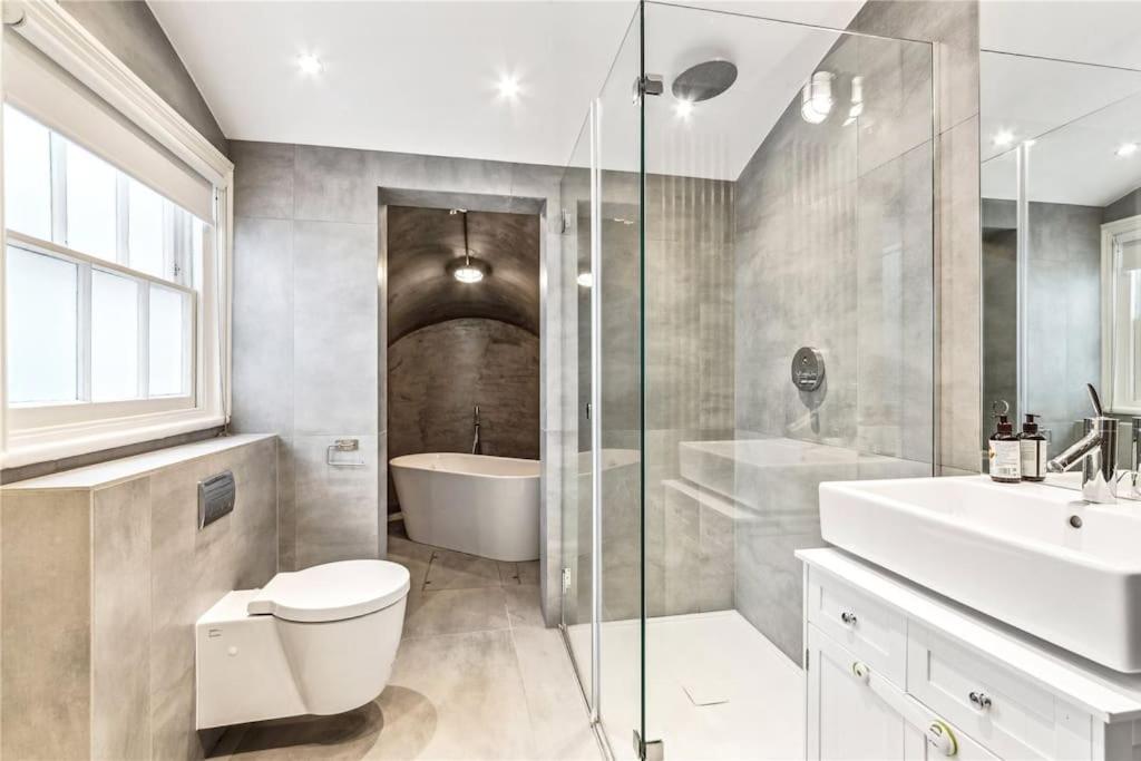 Stunning Notting Hill, 3 BD, fine Street, Garden