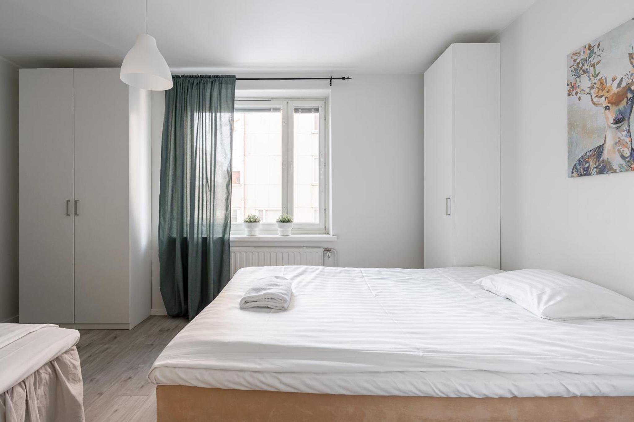 Spacious Downtown Apt with Balcony - Hosts 10 view 3