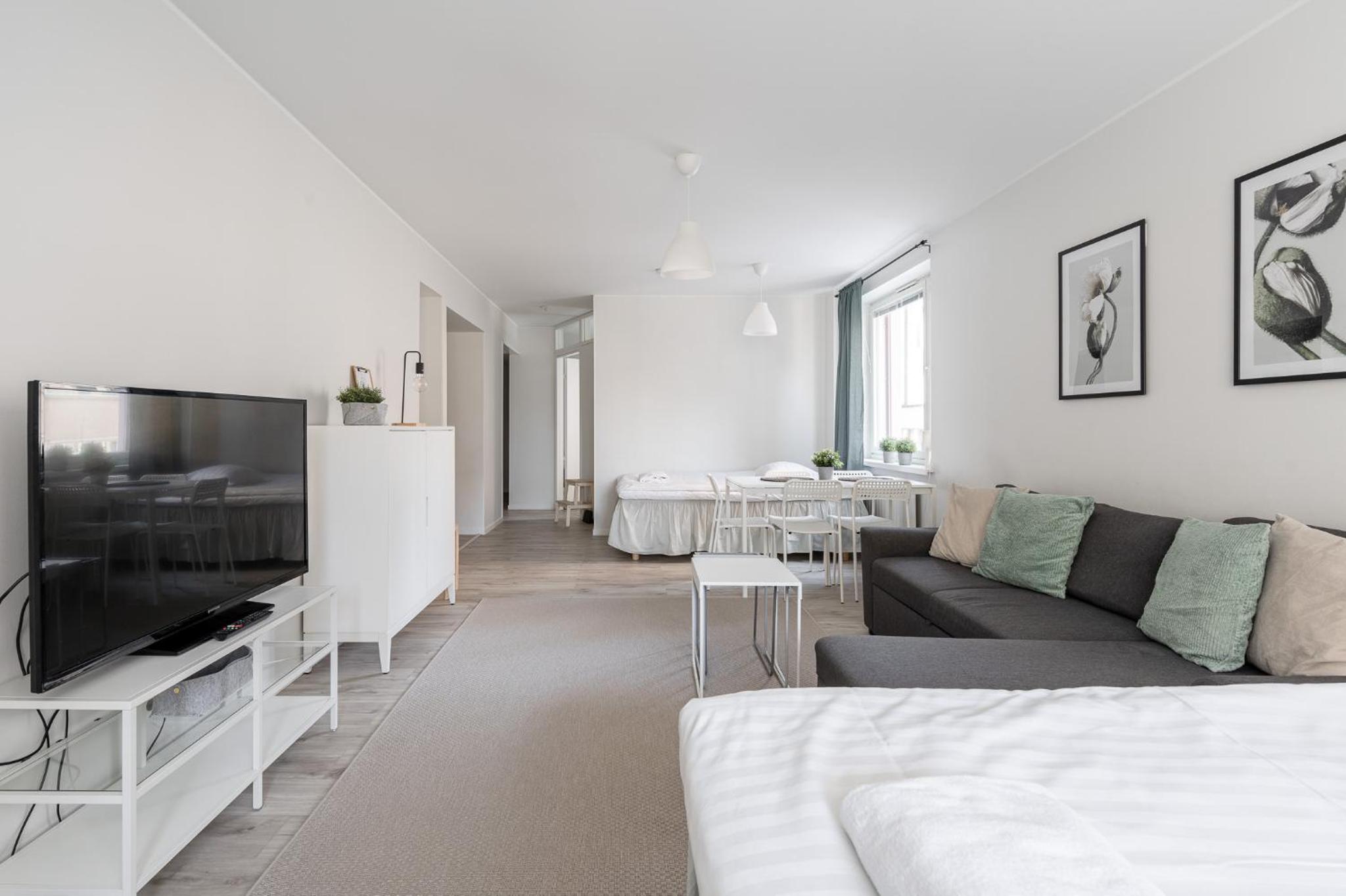 Spacious Downtown Apt with Balcony - Hosts 10 view 2