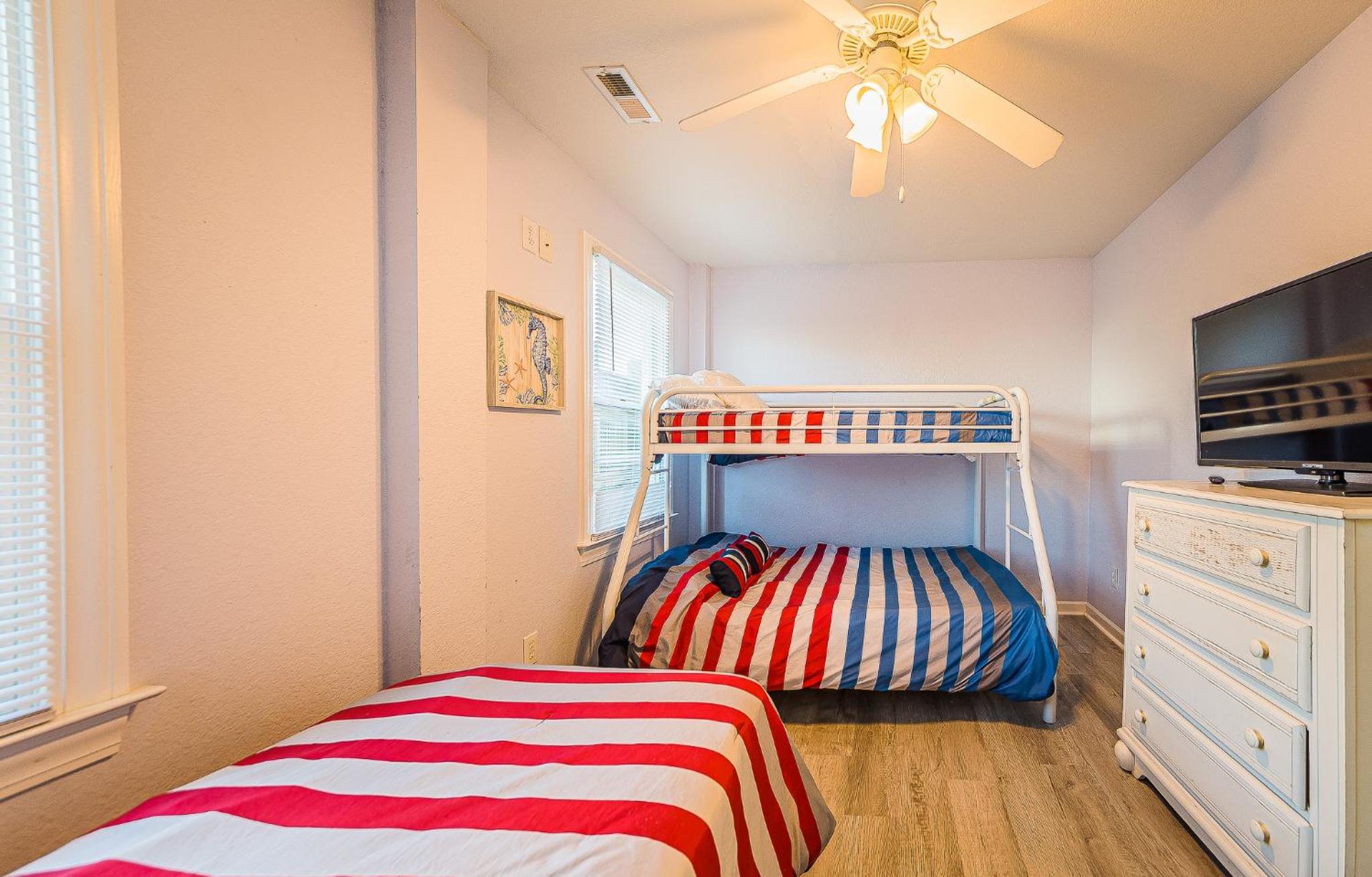Savannah - Nags Head MP 16, Oceanfront, Direct Beach Access, Pool, Hot Tub, Pool Table