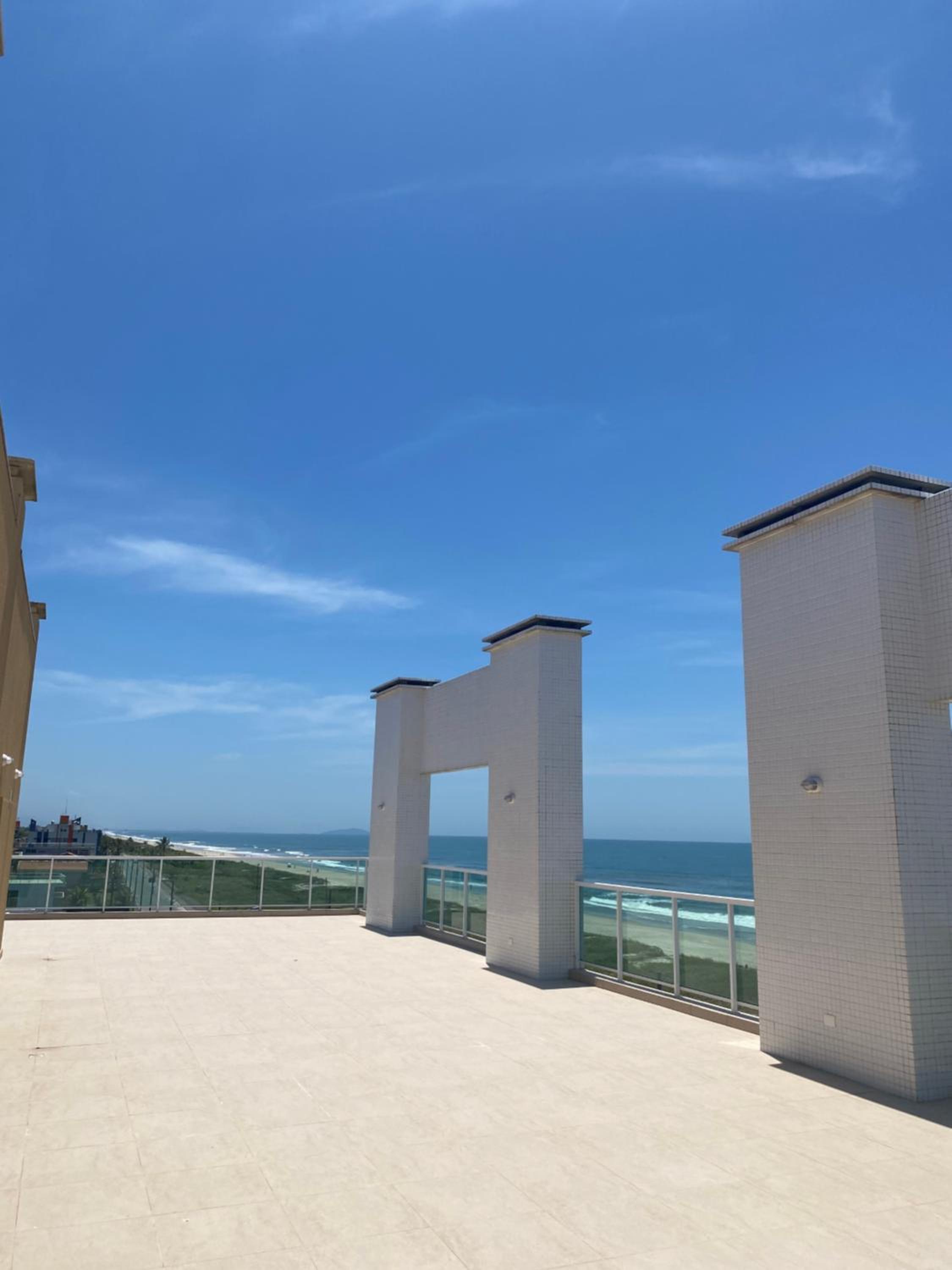 Lindo Studio Matinhos Prédio na beira mar.