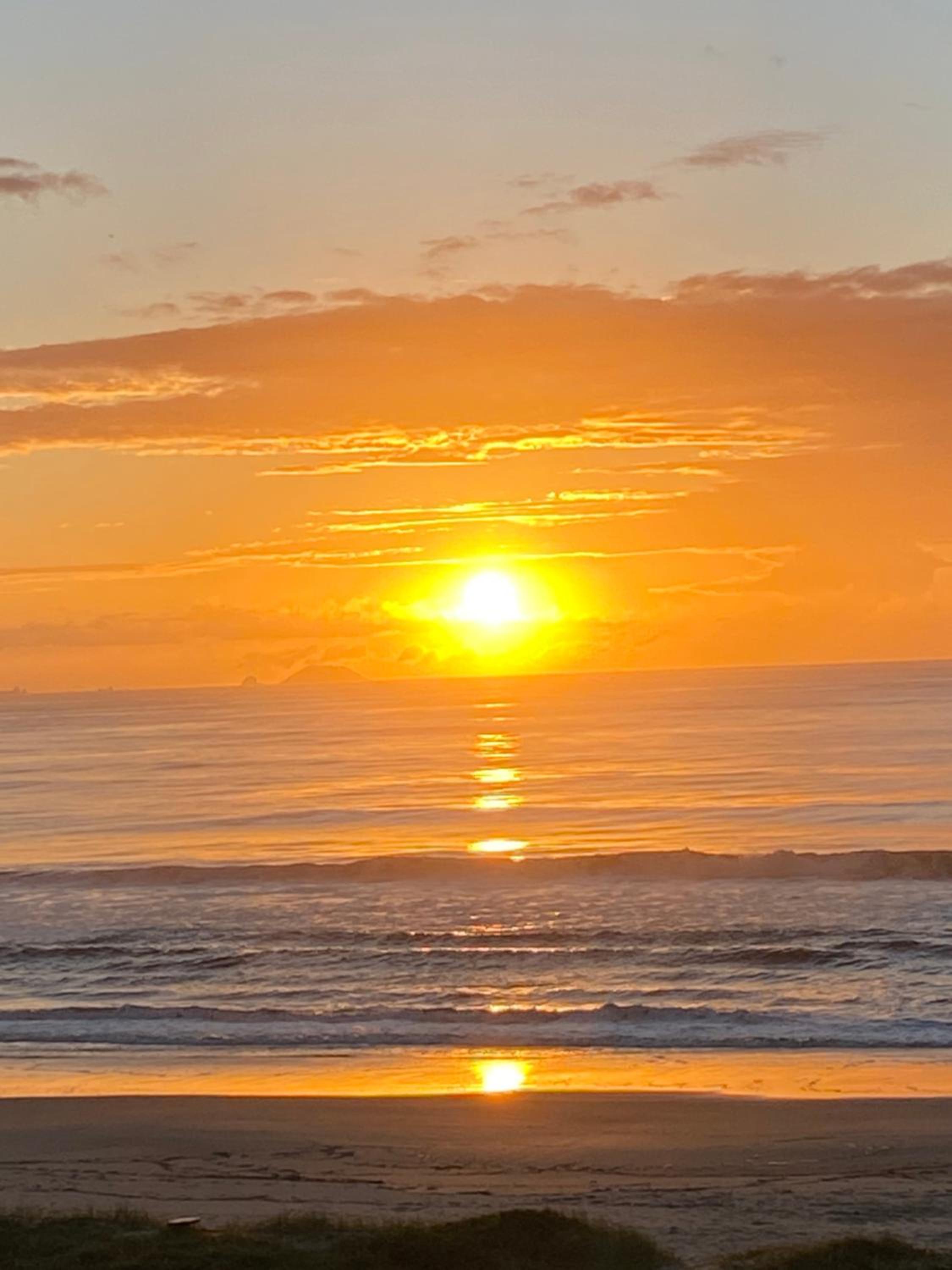 Lindo Studio Matinhos Prédio na beira mar.