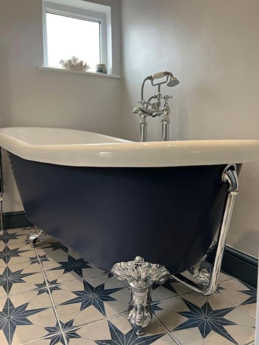 The Boathouse - Hottub - Sleeps 6, photo 5