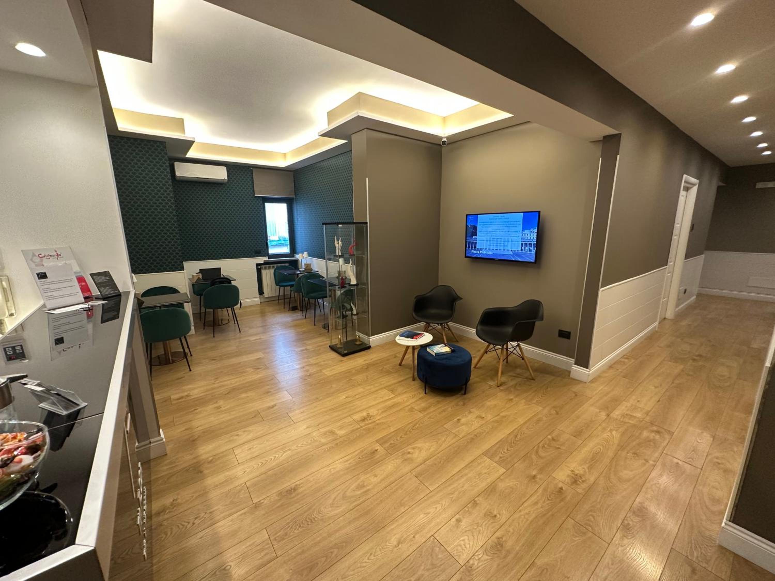 7th Floor Suite