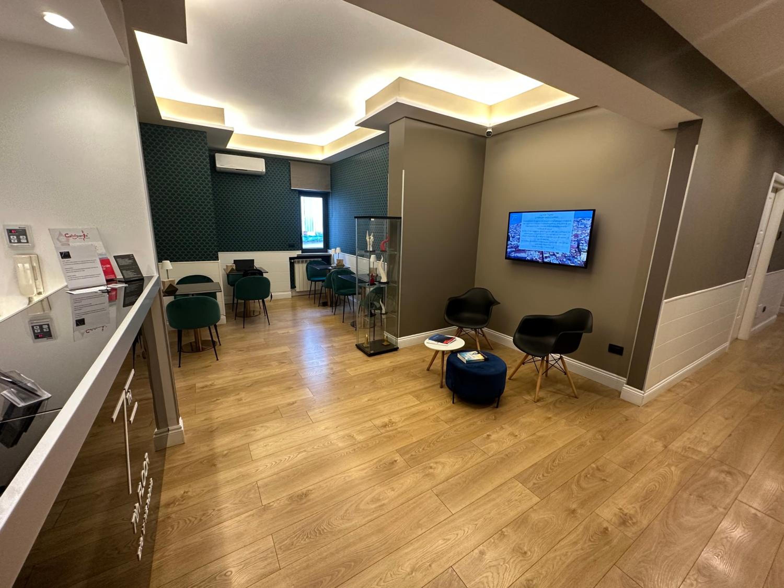7th Floor Suite