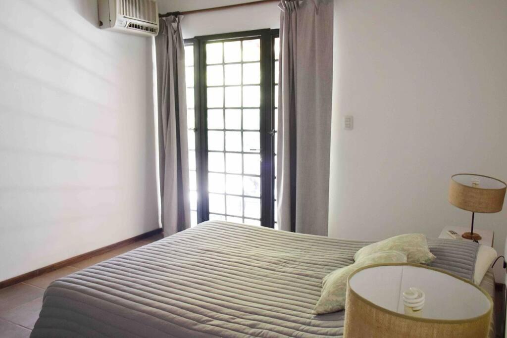 Casa en callejón privado en Chacras de Coria con bicicleta