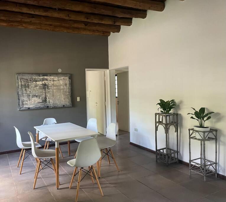 Casa en callejón privado en Chacras de Coria con bicicleta