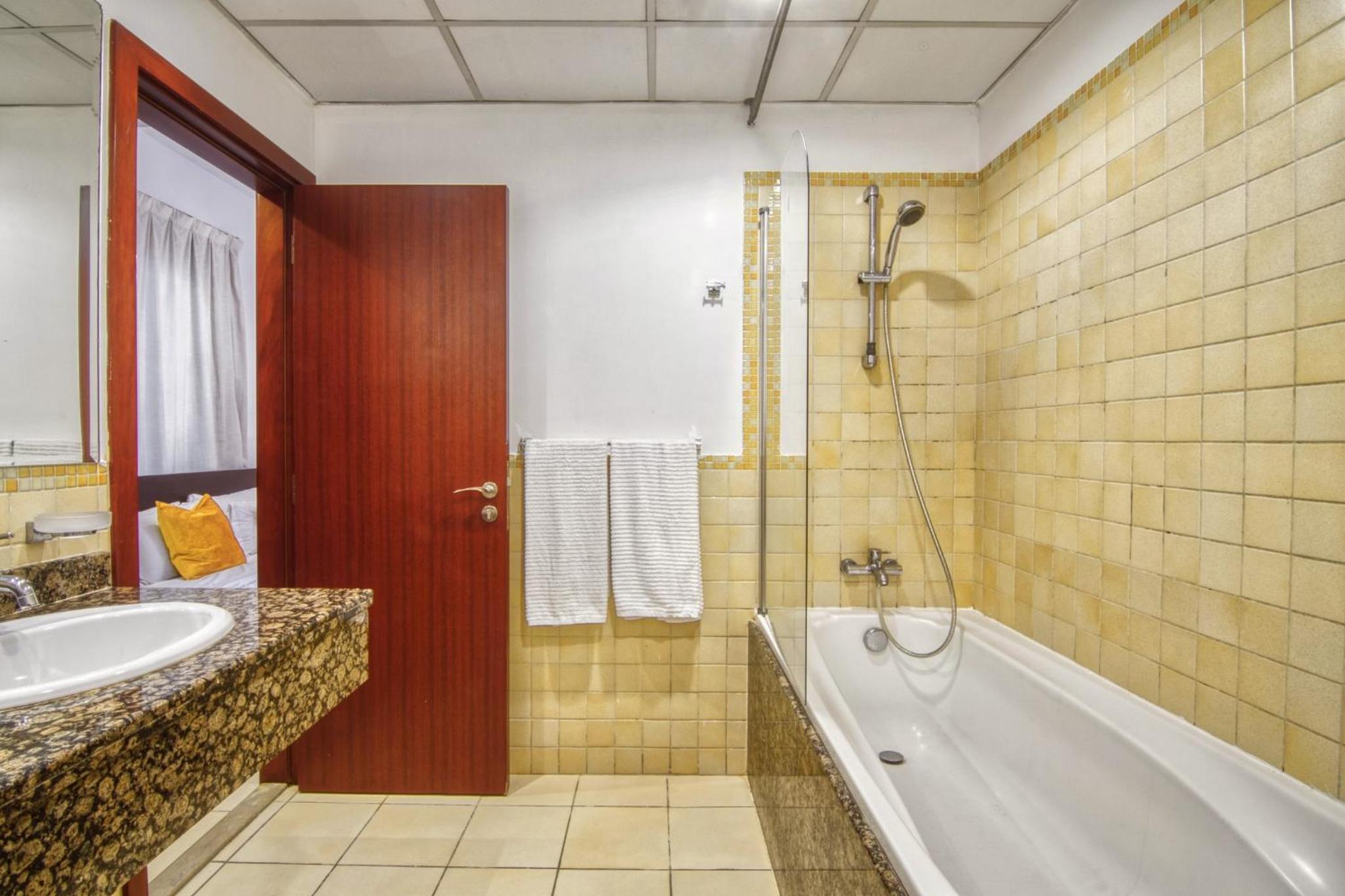 La Buena Vida Holiday Homes - Beach front very spacious, luxe and modern 3 bedroom with full kitchen in JBR , 3 min to the JBR beach Dubai Marina and Tram 