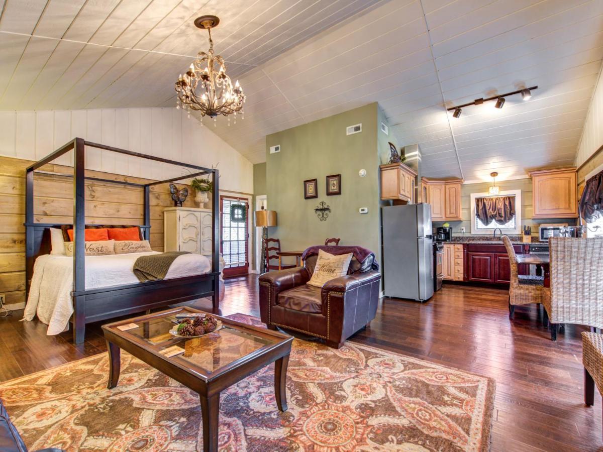 Hotel Seclusion Retreat, 1 Bedroom, Fireplace, Hot Tub, Sleeps 4