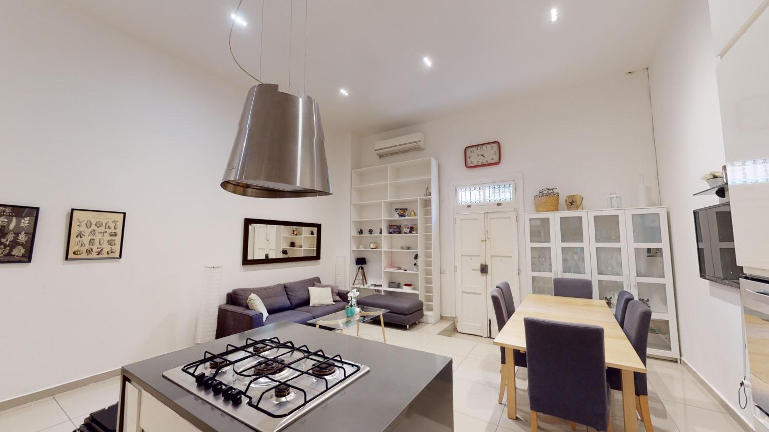 Spacious 3 bedroom maisonette view 3