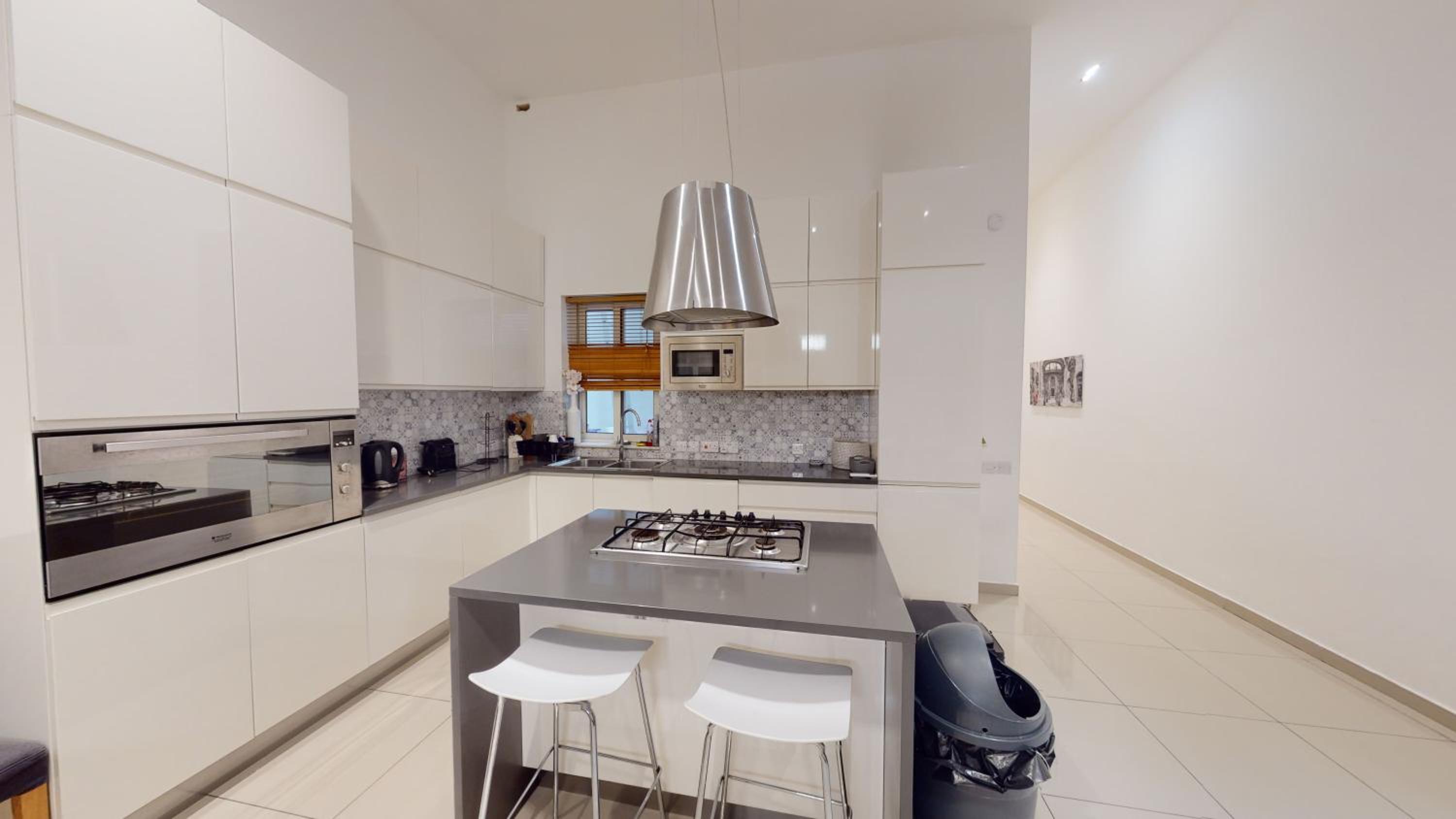 Spacious 3 bedroom maisonette view 2