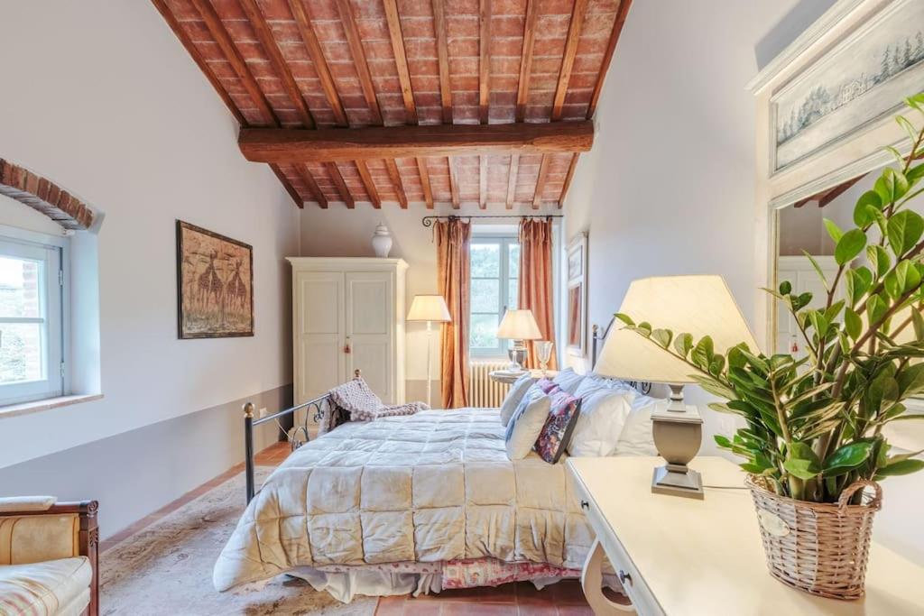 Villa Veranda, a Romantic Farmhouse with Pool