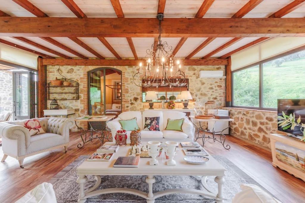 Villa Veranda, a Romantic Farmhouse with Pool