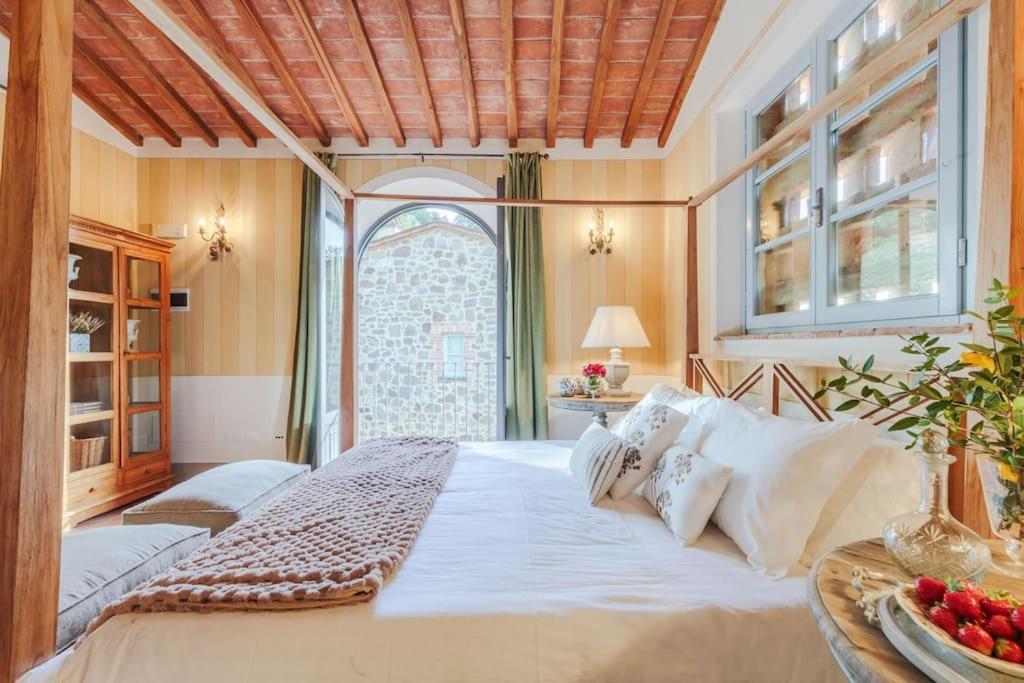 Villa Veranda, a Romantic Farmhouse with Pool