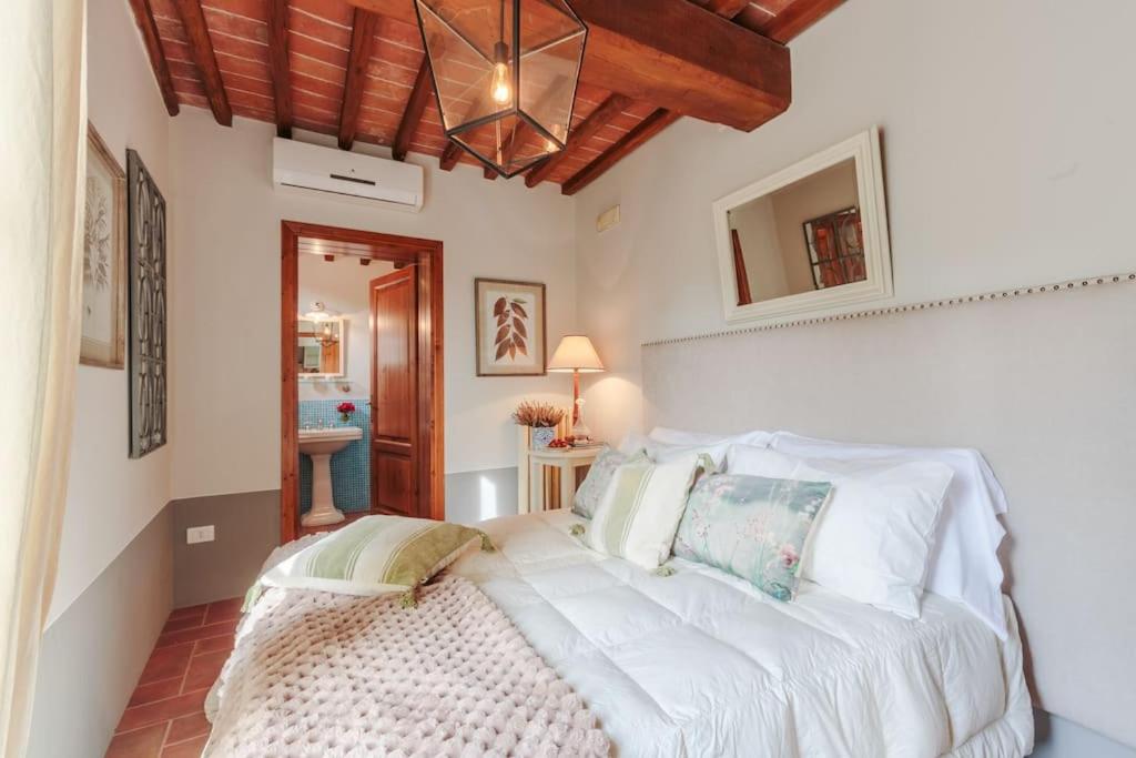 Villa Veranda, a Romantic Farmhouse with Pool
