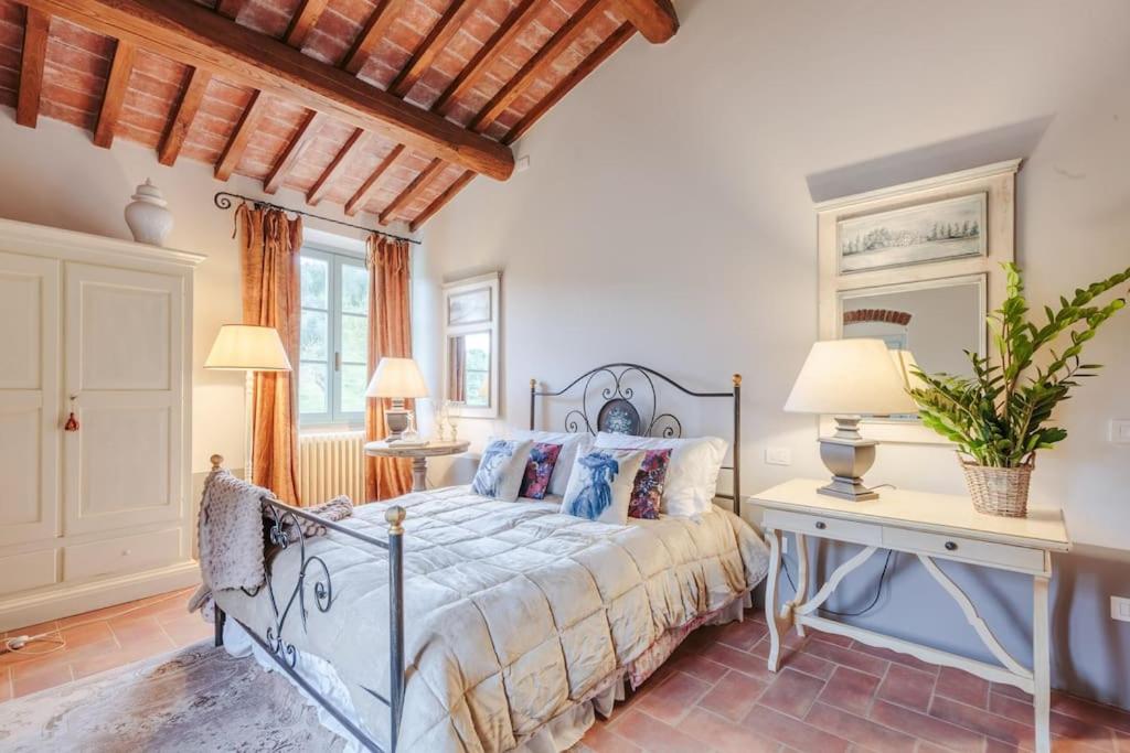 Villa Veranda, a Romantic Farmhouse with Pool