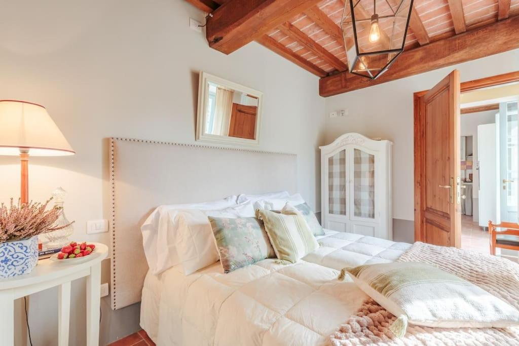 Villa Veranda, a Romantic Farmhouse with Pool