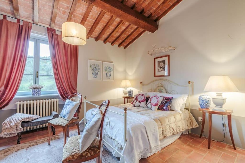 Villa Veranda, a Romantic Farmhouse with Pool