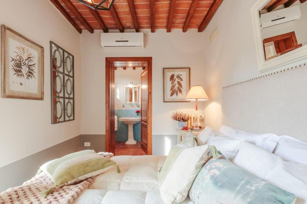 Villa Veranda, a Romantic Farmhouse with Pool