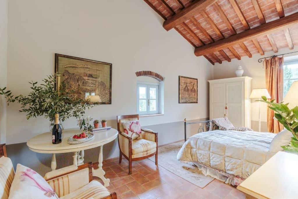 Villa Veranda, a Romantic Farmhouse with Pool