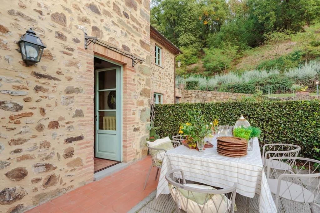 Villa Veranda, a Romantic Farmhouse with Pool