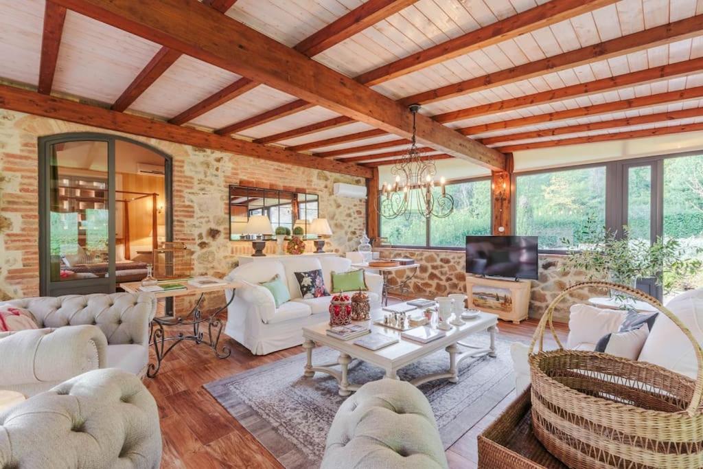 Villa Veranda, a Romantic Farmhouse with Pool