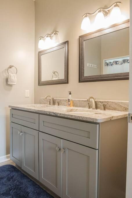 New 4 Bedroom House for Downtown Travelers!!! view 2