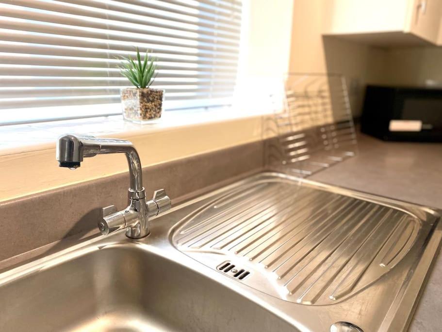 Amazing 2-Bed City Centre Apt with Parking view 3