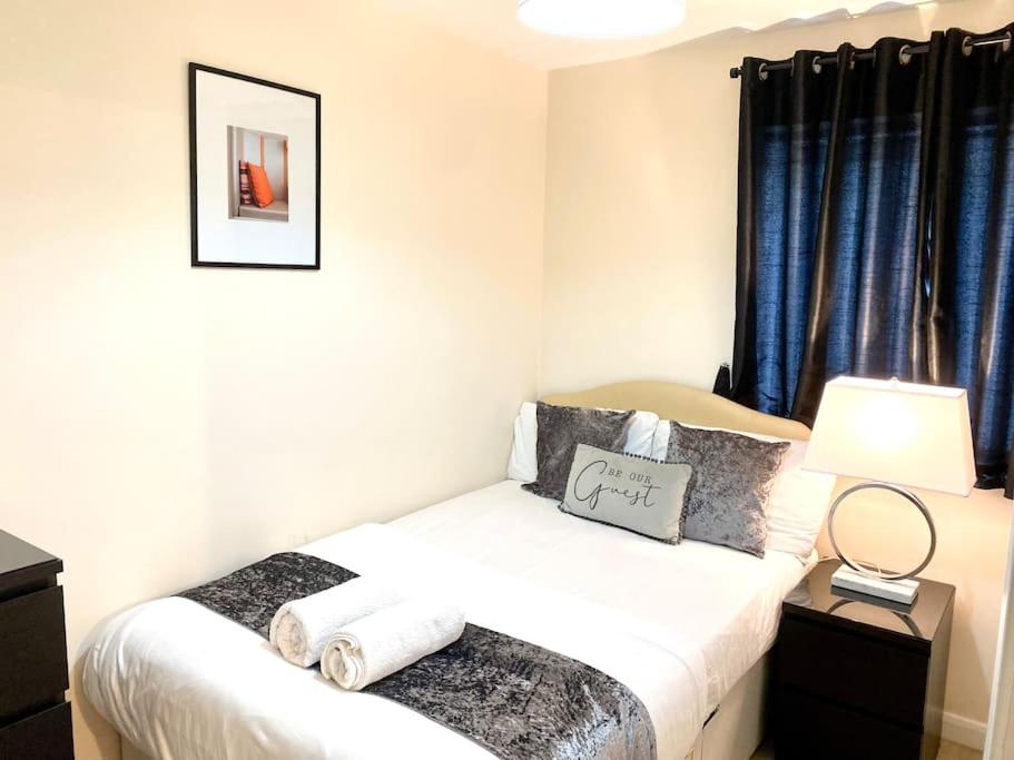 Amazing 2-Bed City Centre Apt with Parking view 5