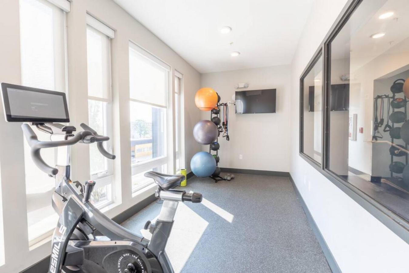 Affordable 1BD, Comfy Queen Beds, with GYM view 3