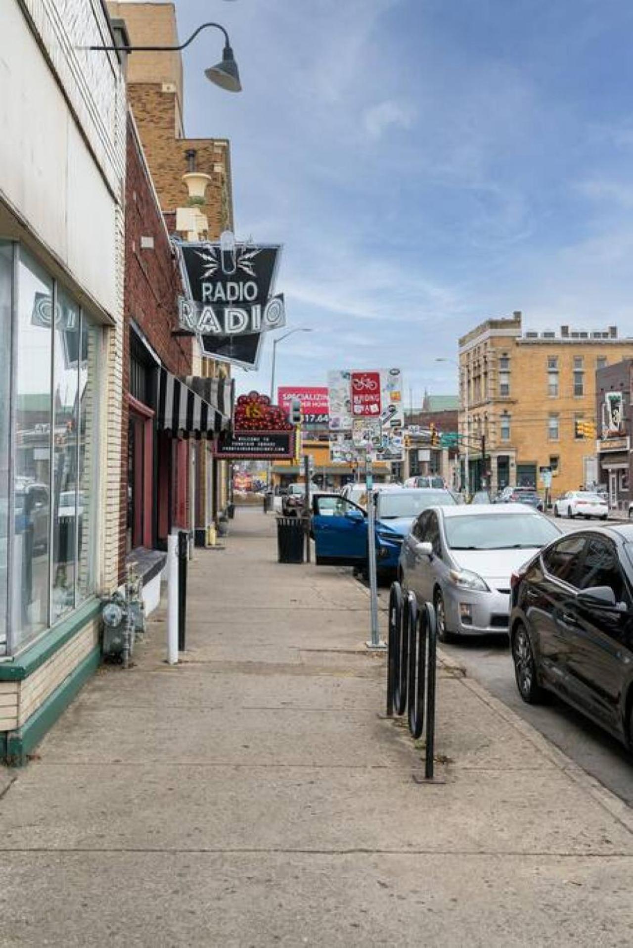 Cozy 2-Bedroom Fountain Square Indy view 5