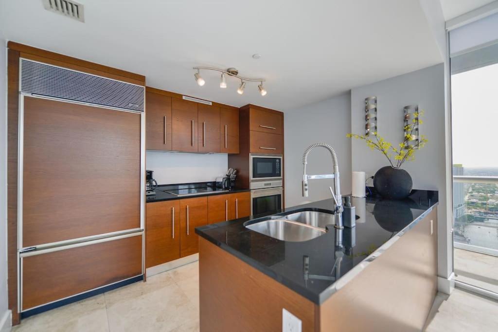 Wonderful 2/2 Condo at Icon Brickell With Pool