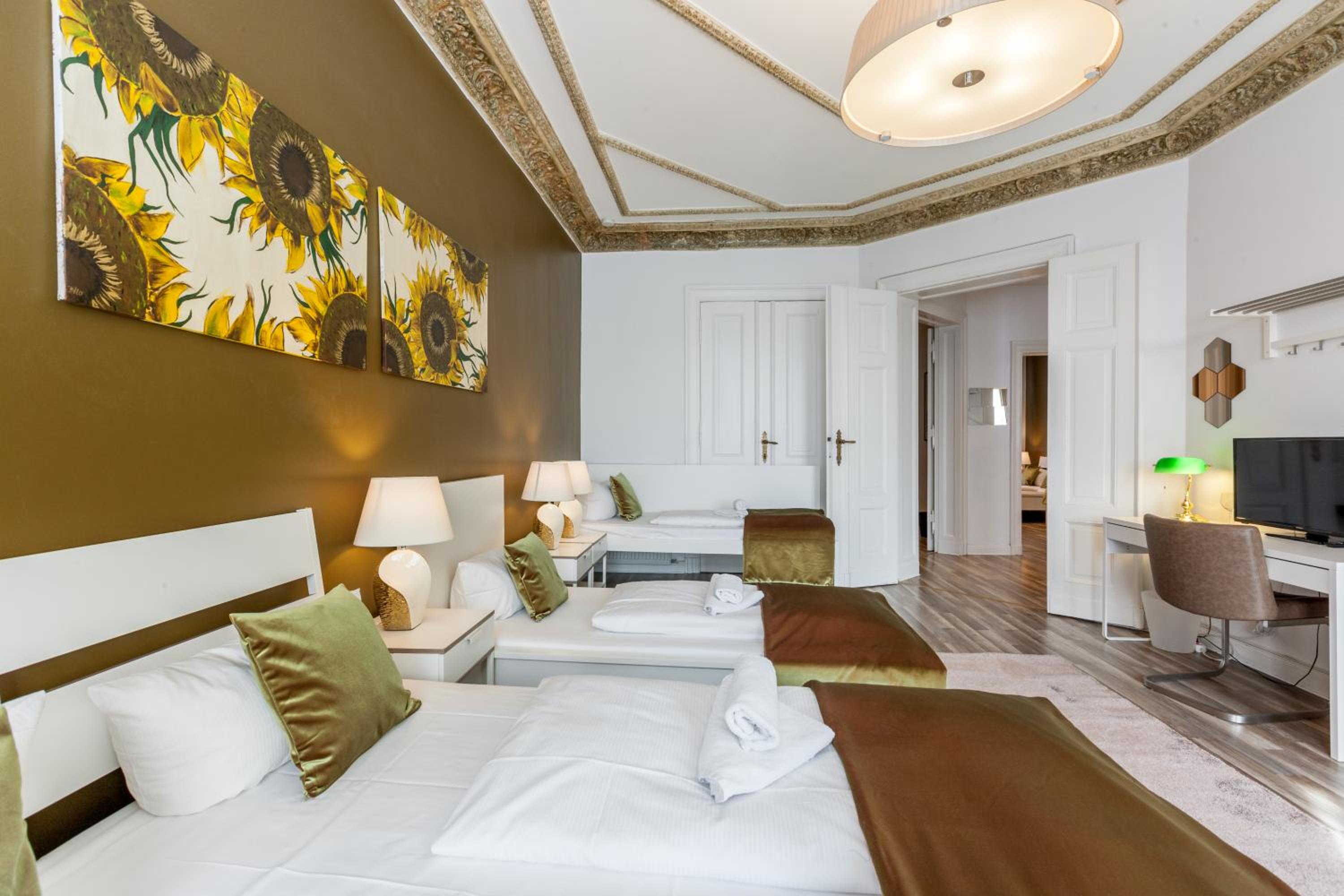 Dilo Apartments 150 sqm Modern Historic Apartments for 12 Guests