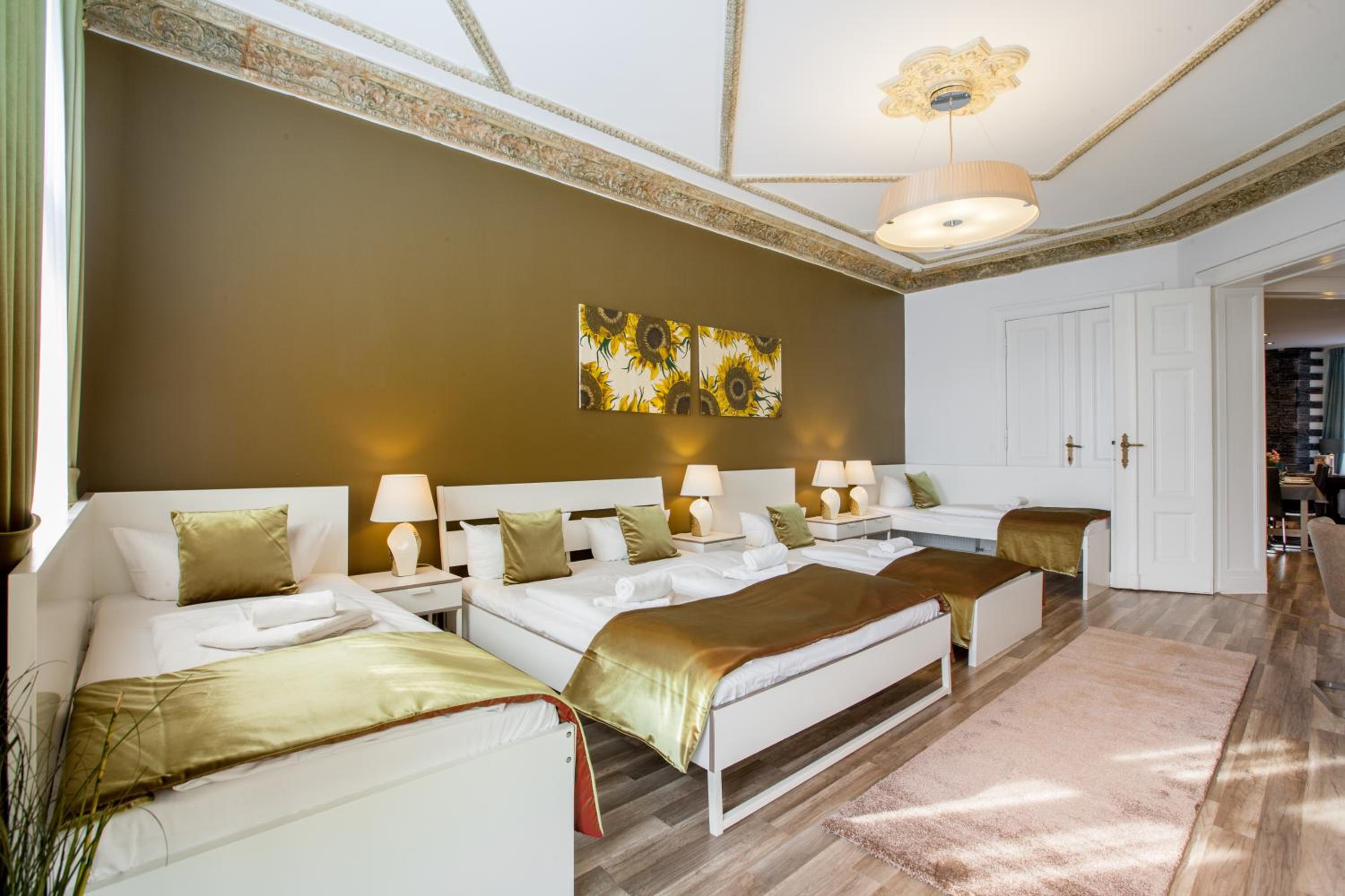 Dilo Apartments 150 sqm Modern Historic Apartments for 12 Guests