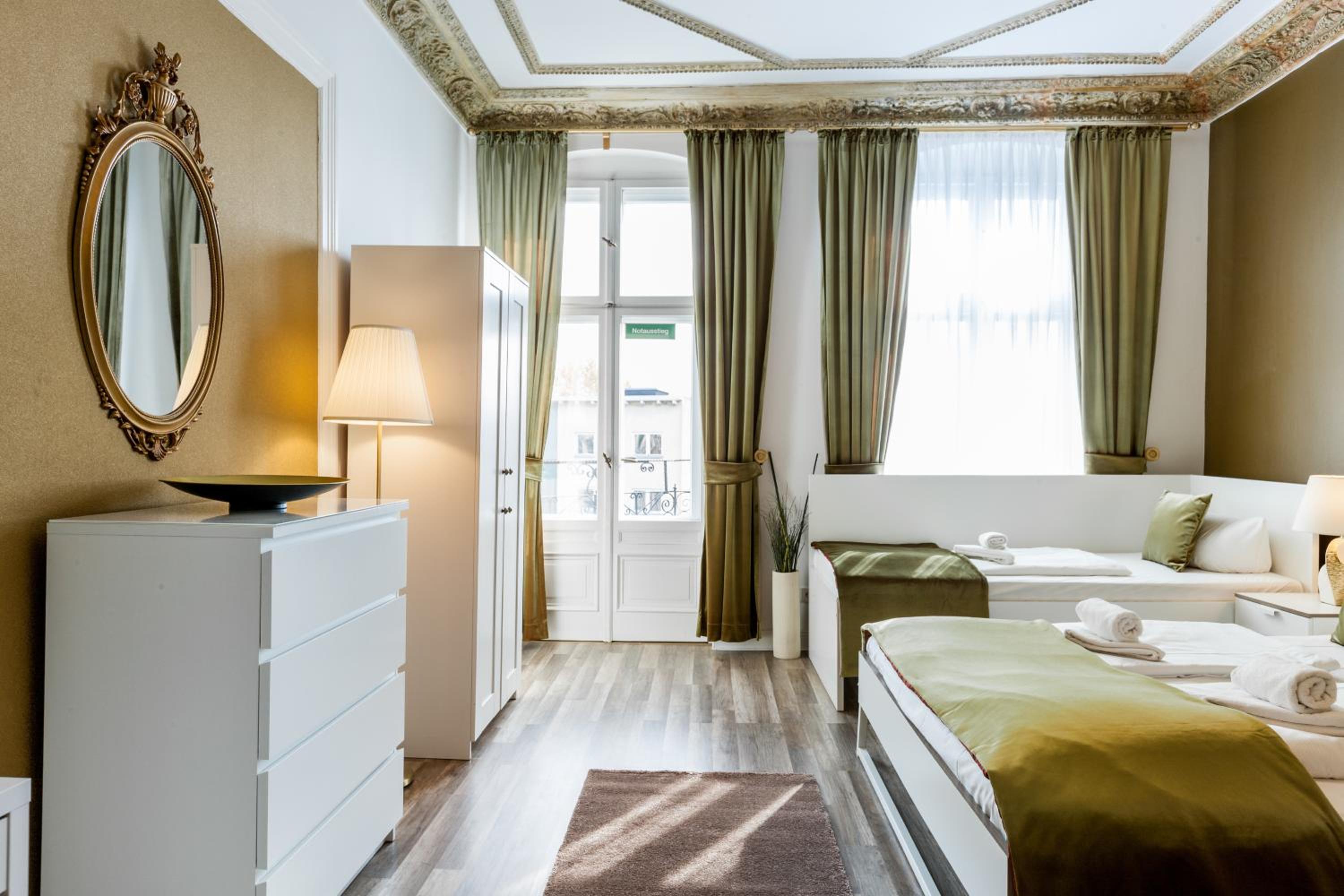 Dilo Apartments 150 sqm Modern Historic Apartments for 12 Guests