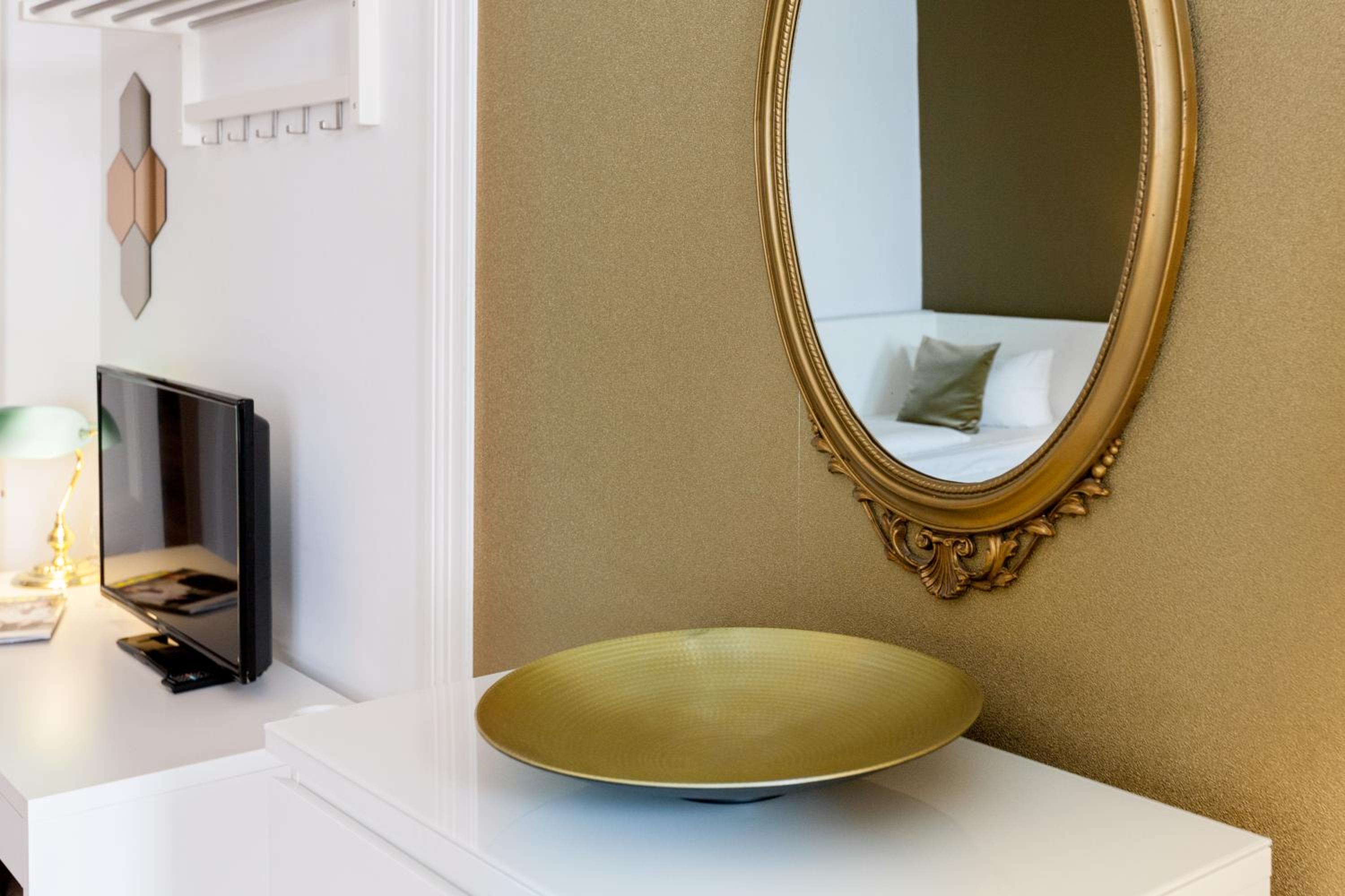 Dilo Apartments 150 sqm Modern Historic Apartments for 12 Guests