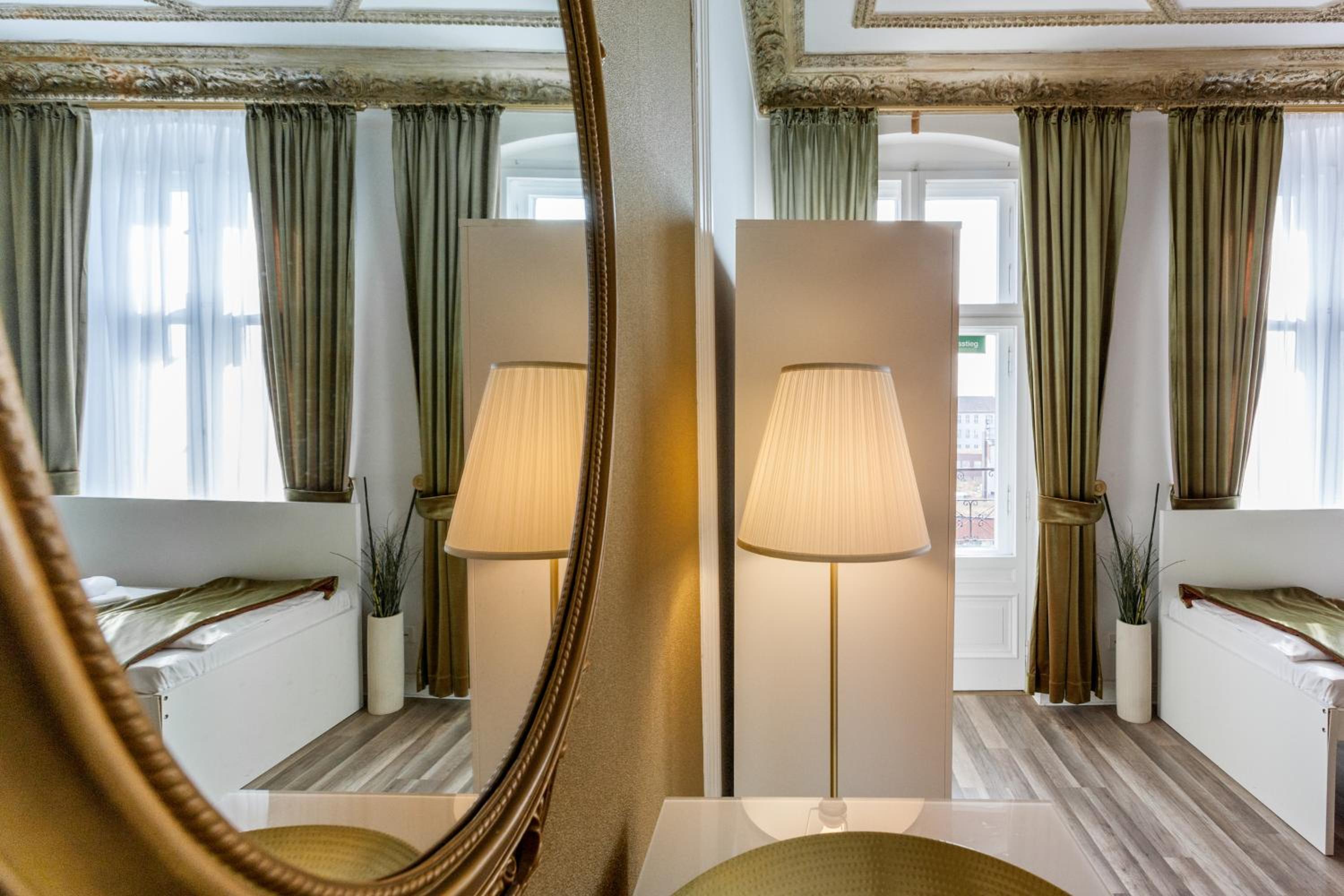 Dilo Apartments 150 sqm Modern Historic Apartments for 12 Guests