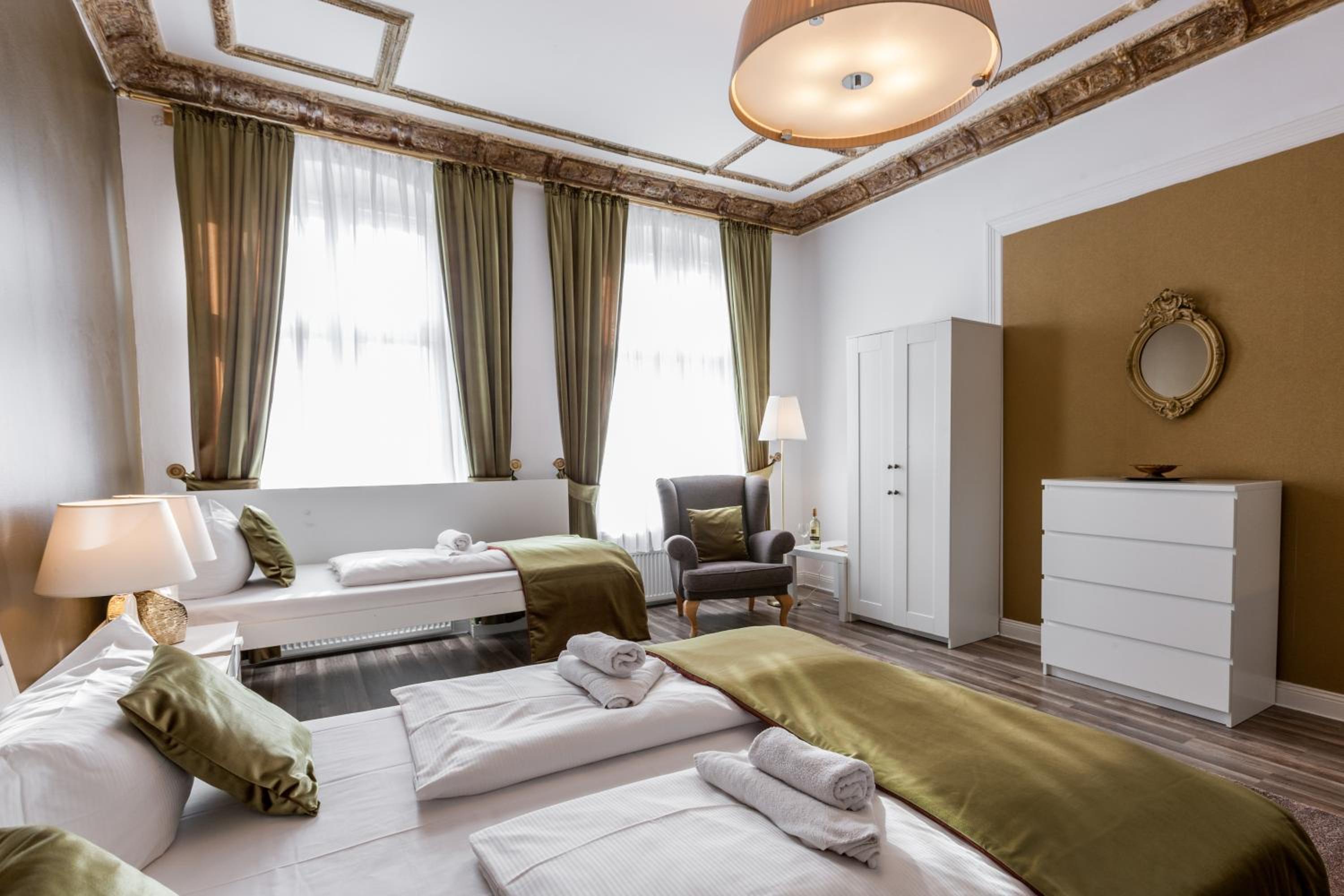Dilo Apartments 150 sqm Modern Historic Apartments for 12 Guests