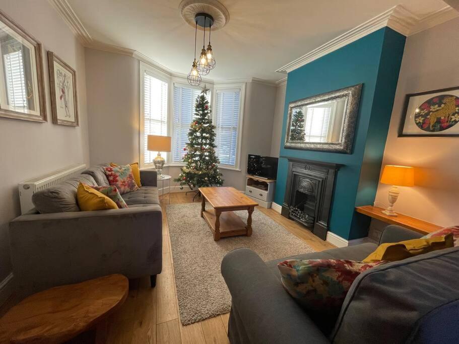 Gloucester Rd 2 mins away - Fab, new, trendy house view 3
