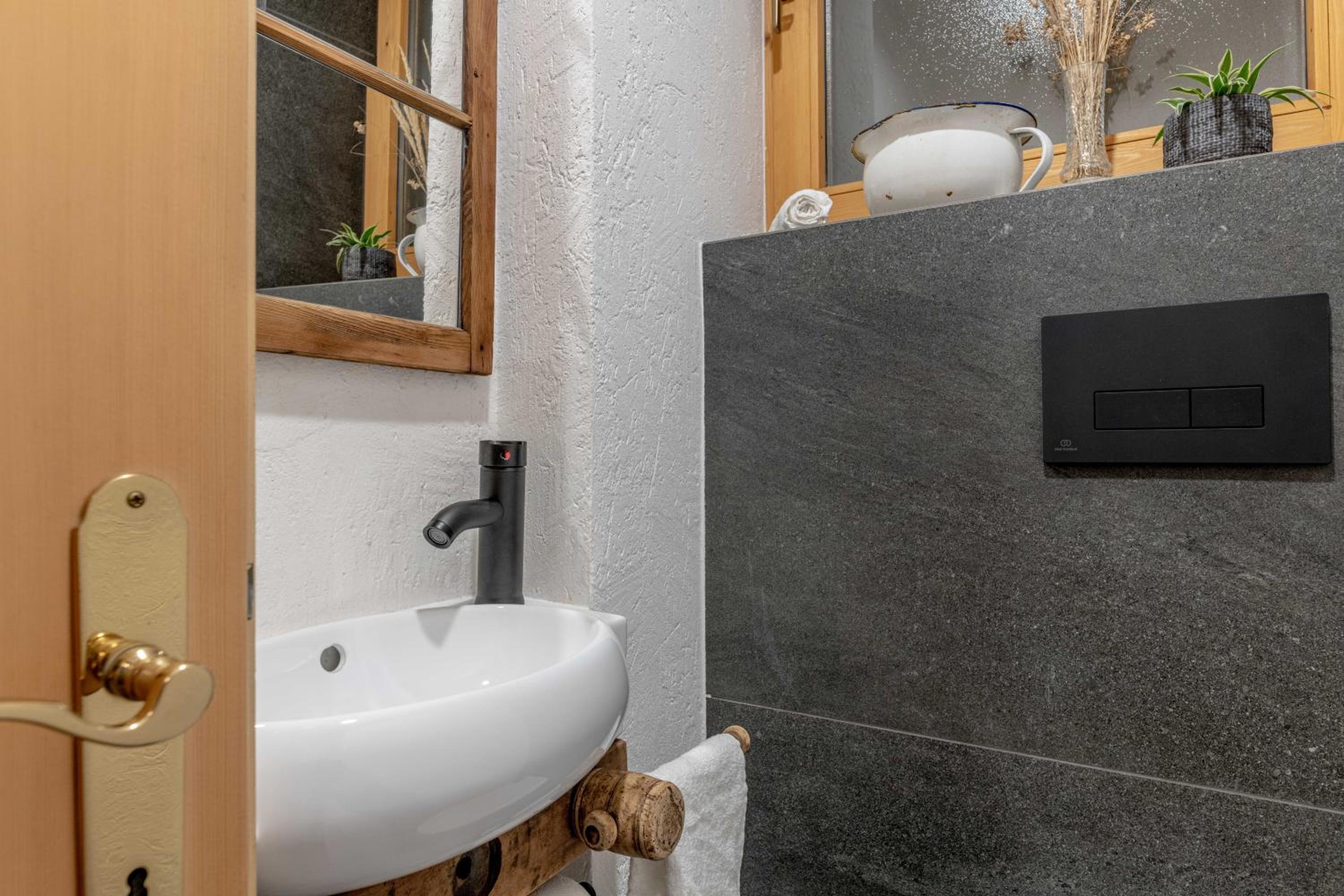 Chalet Laugenblick Alpine Luxury with Hot Tub and Sauna