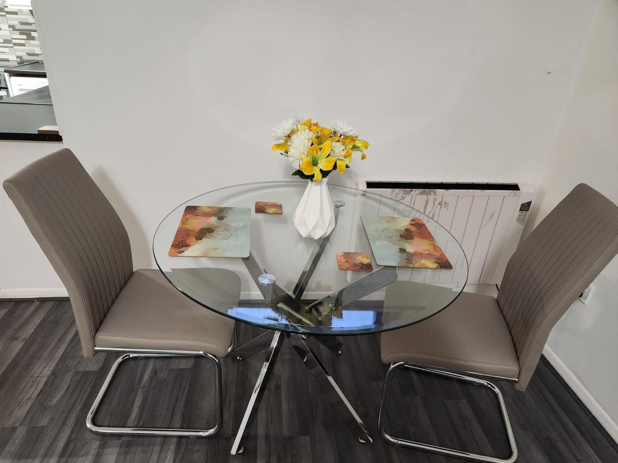 1 bedroom service apartment with Netflix