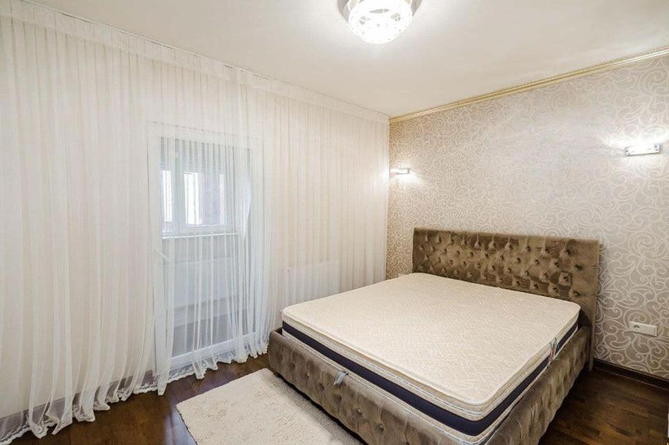 Cathedral Park and Pedestrian zone ultracentral cozy apartment in Chisinau view 5