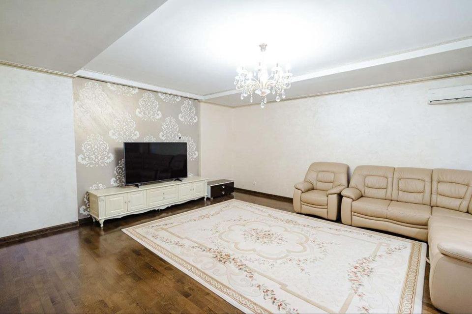 Cathedral Park and Pedestrian zone ultracentral cozy apartment in Chisinau view 2
