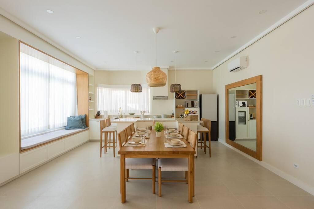 Alesea Baroro, La Union, Private Modern Villa with Pool, Jacuzzi, Beachfront View
