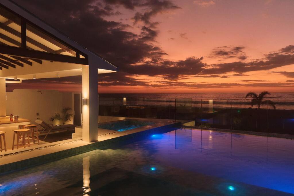 Alesea Baroro, La Union, Private Modern Villa with Pool, Jacuzzi, Beachfront View