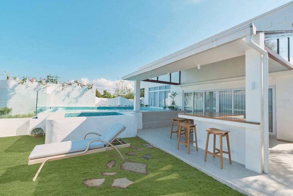 Alesea Baroro, La Union, Private Modern Villa with Pool, Jacuzzi, Beachfront View