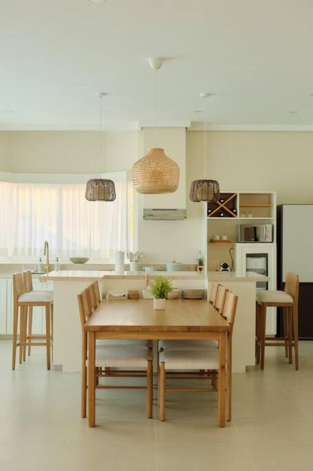 Alesea Baroro, La Union, Private Modern Villa with Pool, Jacuzzi, Beachfront View