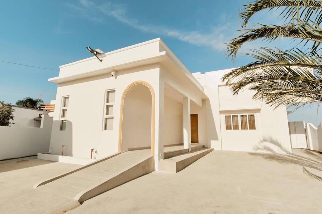Alesea Baroro, La Union, Private Modern Villa with Pool, Jacuzzi, Beachfront View
