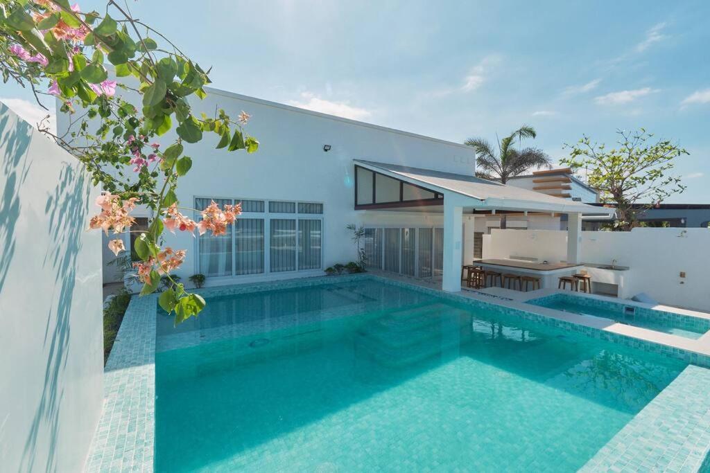 Alesea Baroro, La Union, Private Modern Villa with Pool, Jacuzzi, Beachfront View