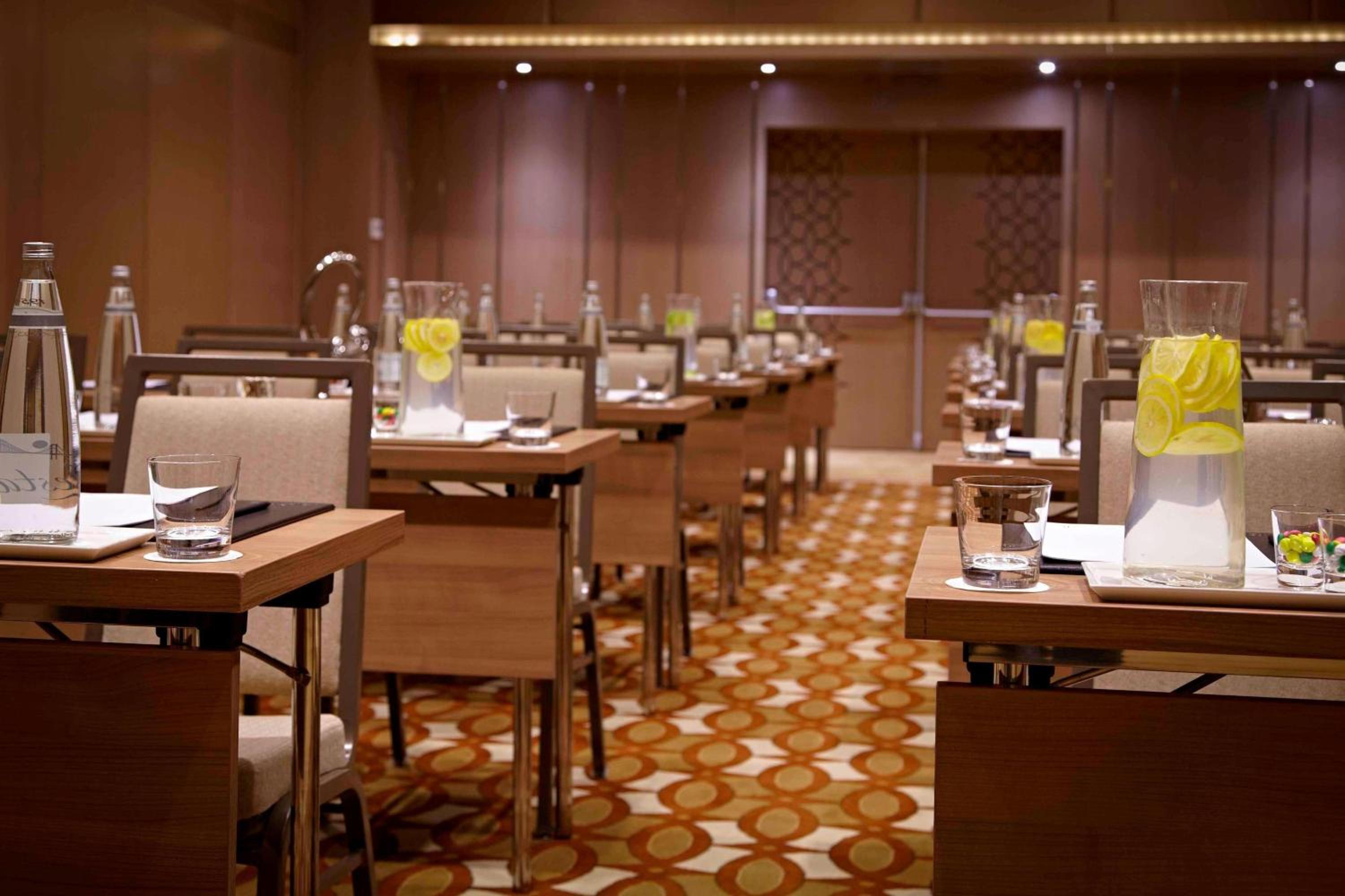 Renaissance İstanbul Polat Bosphorus Otel - Image 13